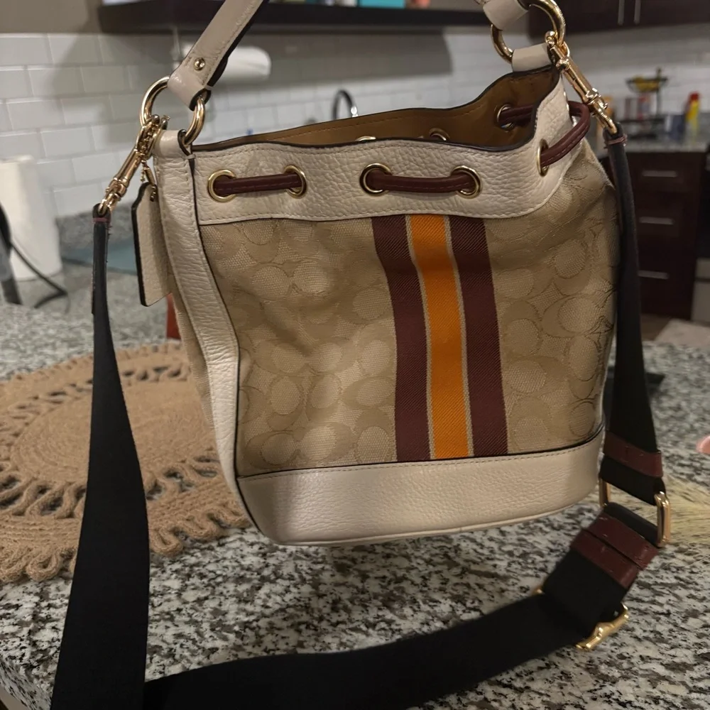 COACH DEMPSEY DRAWSTRING
BUCKET BAG IN SIGNATURE JACQUARD WITH STRIPE AND PATCH - Picture 2 of 3